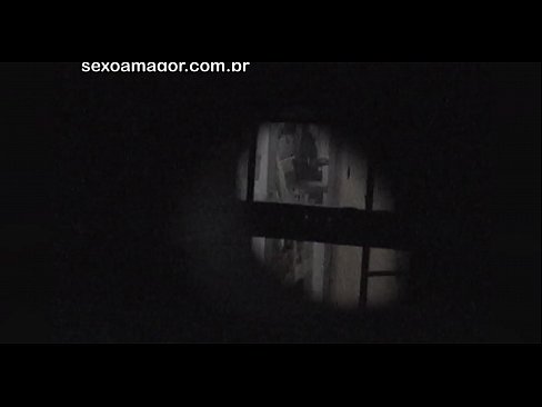 ❤️ 金發女郎被隱藏在空心磚後面的鄰居偷窺偷拍 俄羅斯色情 在我們 ❌️❤